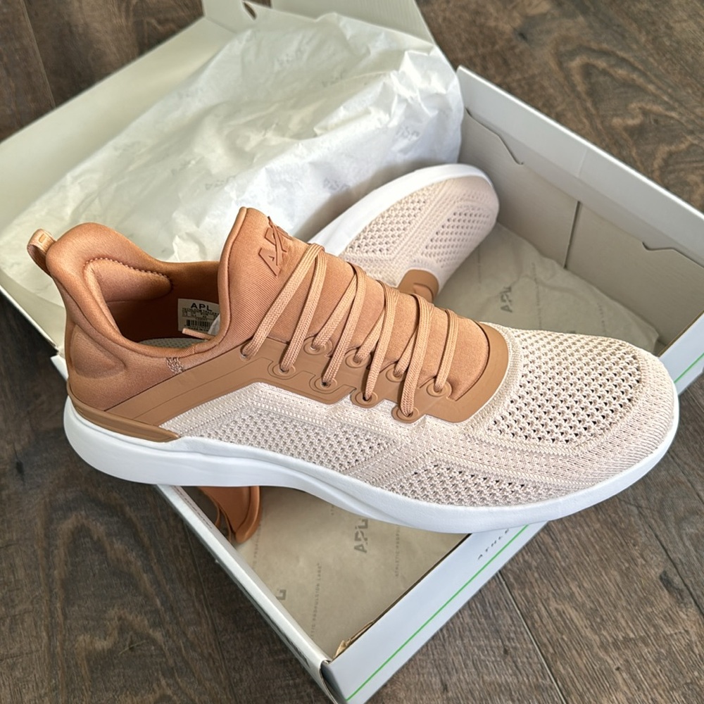 Athletic propulsion labs men’s techloom tracer in caramel warm silk white